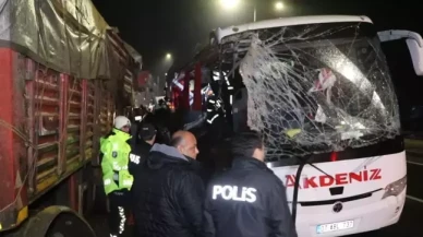 Denizli'de yolcu otobüsü TIR'a çarptı: 1 kişi öldü,  20 kişi yaralandı