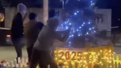 Küçükçekmece'de yılbaşı ağacına tuhaf saldırı!