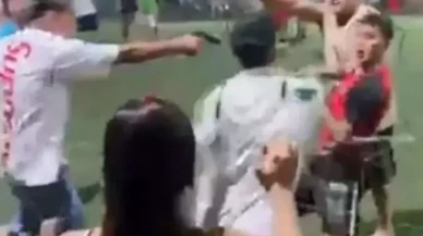 Taraftar sahaya inip futbolcuya silah çekti