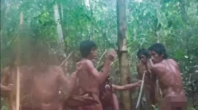 Dünyayla hiç temas kurmamış kabilenin ilk görüntüleri yayınlandı