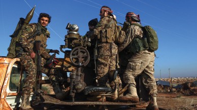 Halep'de Rusya bayrağı indirildi: ''Köpek gibi kaçtılar''