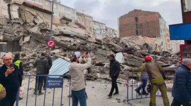 Son dakika geçildi: İstanbul'da 5 katlı bina yıkım sırasında çöktü