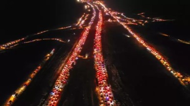 Şam yolunda şaşırtan görüntü: Suriyeliler yola çıktı