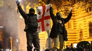 Tiflis’te gerginlik: Protestocular ve polis karşı karşıya geldi!