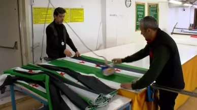 Suriye'nin yeni bayrağı bakın nerede üretiliyor!