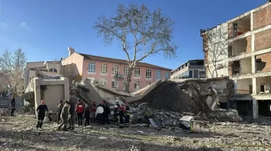 Uşak’ta 4 katlı bina çöktü: İş makinesi operatörü enkaz altında!