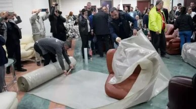 İcra memurları,  başkanın makam odasını işte böyle boşalttı!