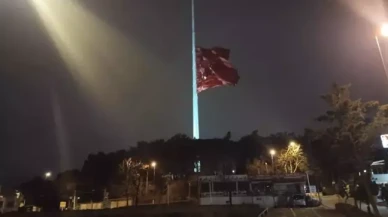 Milli yas ilan edilmesiyle İstanbul'da bayraklar yarıya indirildi