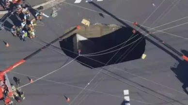 Japonya'da yol çöktü,  kamyonet dev çukura düştü