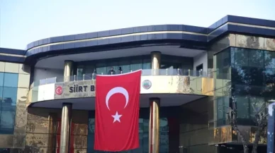 Siirt Belediyesi binasına kayyum kararı sonrası Türk bayrağı asıldı