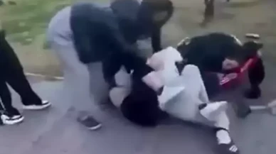 Parkta kızlar birbirine girdi,  arkadaşları gülerek izledi