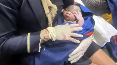 Uçakta doğum yaptı,  bebeğe verdikleri isim ise güldürdü