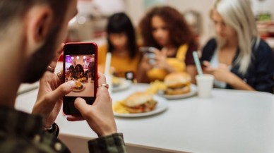 Emsal karar! Arkadaşıyla çekildiği fotoğrafı paylaşan kişiye hapis cezası