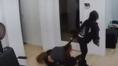 15 yaşındaki kadın müşteriyi saçlarından sürükleyerek dışarı attı