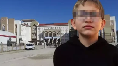 Skandal iddia! Kaburgası ve kafasına vurduğu öğrenciyi sıraya fırlattı