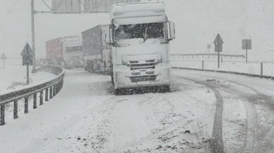 Yoğun kar yağışı etkili oluyor araçlar yollarda kaldı