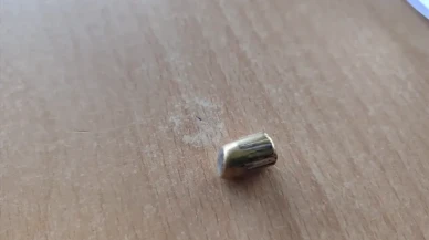 Minibüs durağına yorgun mermi isabet etti