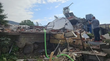 Son dakika... İzmir'de patlama: Ev yıkıldı, yaralılar var!