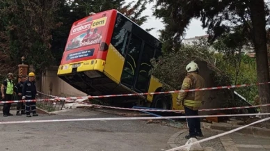 Üsküdar'da korkutan kaza! İETT otobüsü asılı kaldı, böyle kaza görülmedi!