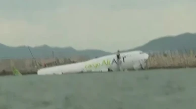 Son dakika geçildi: Türk şirketine ait kargo uçağı Hong Kong'e inerken pistten çıktı denize sürüklendi