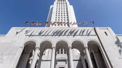 Los Angeles’ta Belediye binasına araç çarptı: Bina tahliye edildi