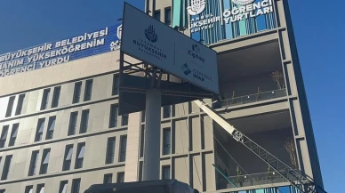 İstanbul'da facianın eşinden dönüldü! Vinç öğrenci yurduna devrildi