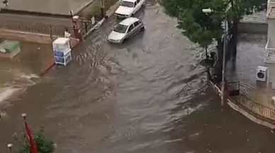 Aydın’da sağanak yağış etkili oldu: Caddeler göle döndü
