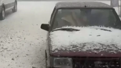 Muğla'da dolu yağışı sokakları beyaza bürüdü