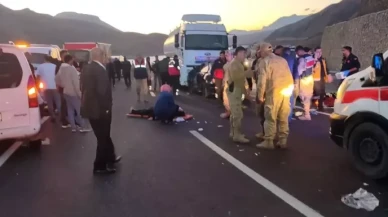 Hakkari'de feci kaza! Yakıt Tankeri ile Otomobil Çarpıştı: 2 ölü, 4 yaralı