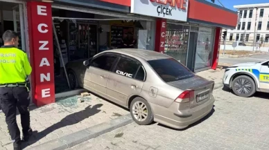 Malatya'da akıl almaz kaza! Park halindeki araç eczaneye daldı