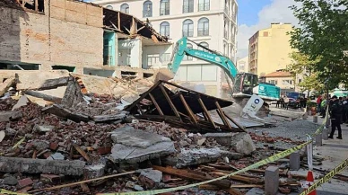 Sındırgı Depremi'nde yıkılan iş yerinin enkazı kaldırıldı