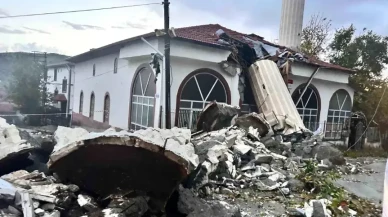Fırtına camii minaresini yıktı, cemaat faciadan kıl payı kurtuldu