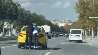 Maltepe'de tehlikeli yolculuk! Patenli gençler taksinin arkasına tutundu