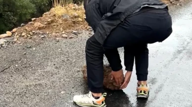 Hakkari'de yolun ortasına kaya parçaları düştü