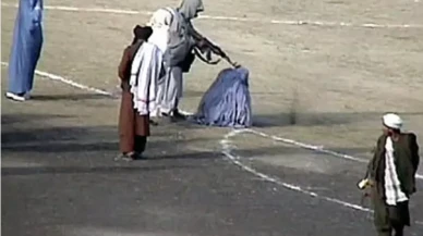 Hamile eşini ve bir adamı öldüren adama stadyumda infaz