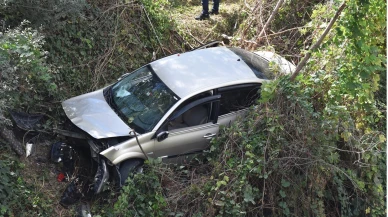 Bilecik’te seyir halindeki araç dereye uçtu: 2 Yaralı