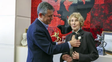 Ayşe Kulin CHP’ye katıldı! Rozetini Özgür Özel taktı