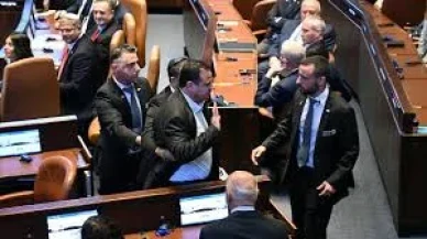 Trump'ın konuşmasında "Filistin’i tanıyın" pankartı krizi: Milletvekilleri salondan çıkarıldı