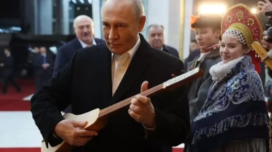 Putin Kırgızistan'da kopuz çaldı: Önce kopuz ustasını izledi