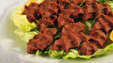 Çiğköftecide akılalmaz görüntü! Deterjan şişesini sosluk olarak kullanıyor