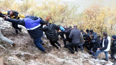 Hakkari'de feci kaza: Pikap Zap Suyu'na uçtu, 2 kişi hayatını kaybetti