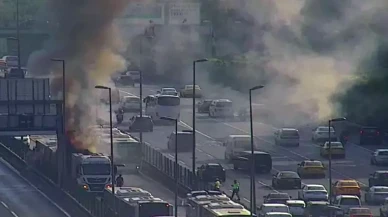 İstanbul'da metrobüs yangını: Yolcular tahliye edildi, seferler geçici olarak aksadı