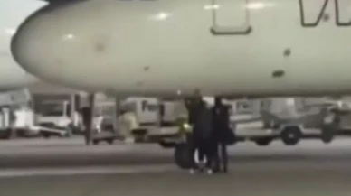 Almanya'da uçağı kaçıran yolcular piste koşup uçağı durdurmaya çalıştı