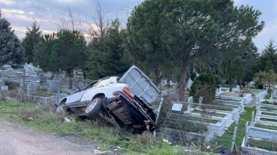 Çorlu’da alkollü sürücü mezarlığa daldı: Olay yerinden firar edip geri döndü