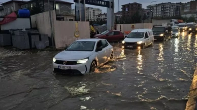 Çerkezköy’de sağanak yağış hayatı durma noktasına getirdi: Cadde göle döndü, araçlar mahsur kaldı