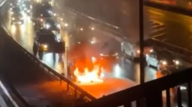 Küçükçekmece’de seyir halindeki araç alev alev yandı