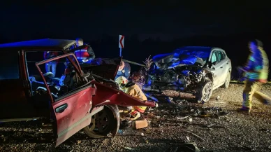 Manisa Demirci’de iki otomobil çarpıştı: Aynı aileden 3 kişi yaşamını yitirdi