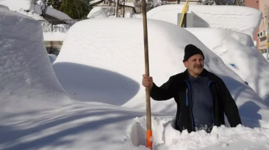 İlçe kara gömüldü! Vatandaşlar arabasını bulamıyor