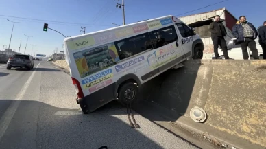 Kocaeli'de park halindeki minibüs duvardan D-100 karayoluna kaydı
