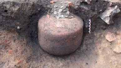 Ev Değil, Gizli Hazine: Arkeologlar 90 Kilogramlık Para Buldu!